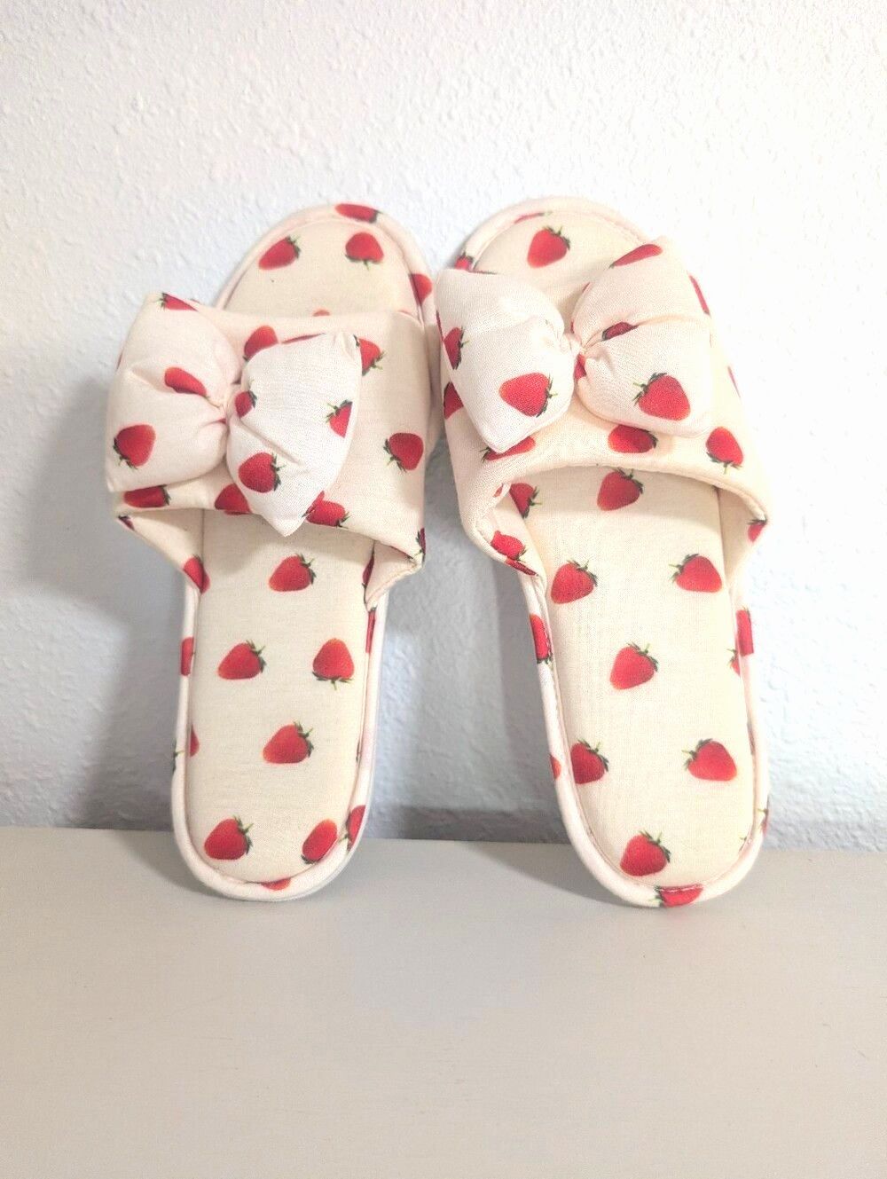 Women's Strawberry Slippers Open Toe Slippers NEW Size 9-10 (Large)